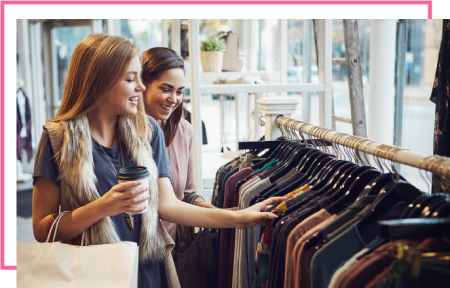 Dos mujeres mirando prenda de ropa